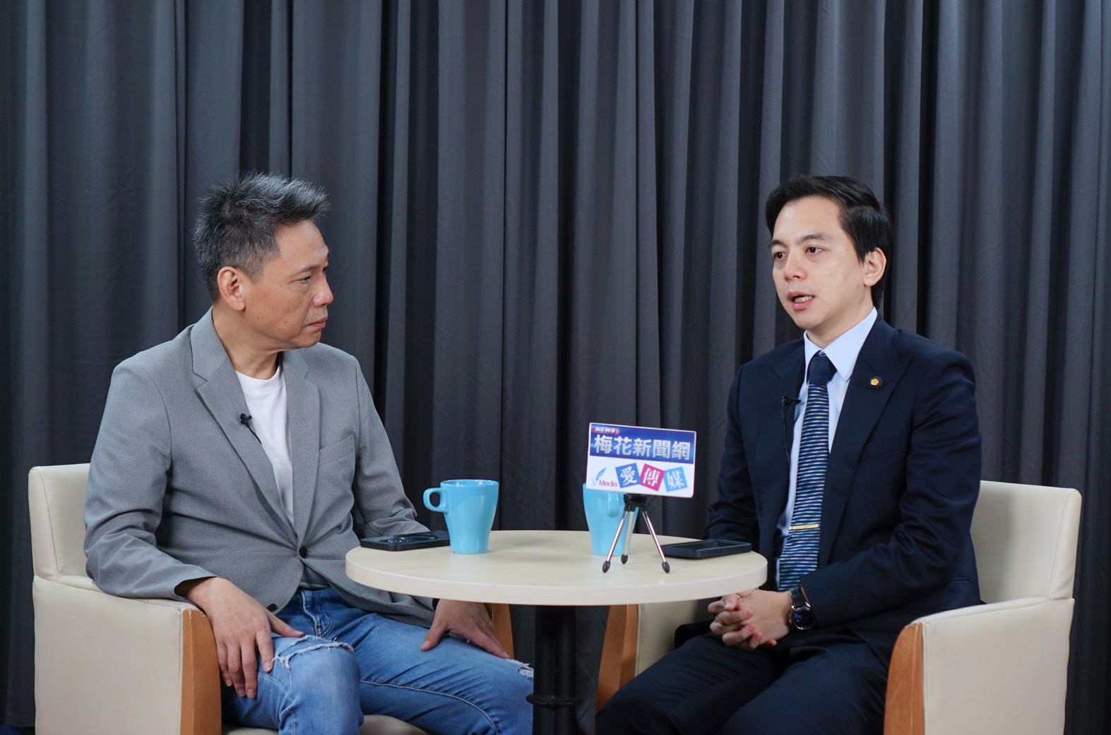 國民黨立委牛煦庭（右）19日接受《梅花新聞網》製作、謝寒冰（左）主持的《寒梅Talk爆》專訪。圖/記者梁鴻欣攝