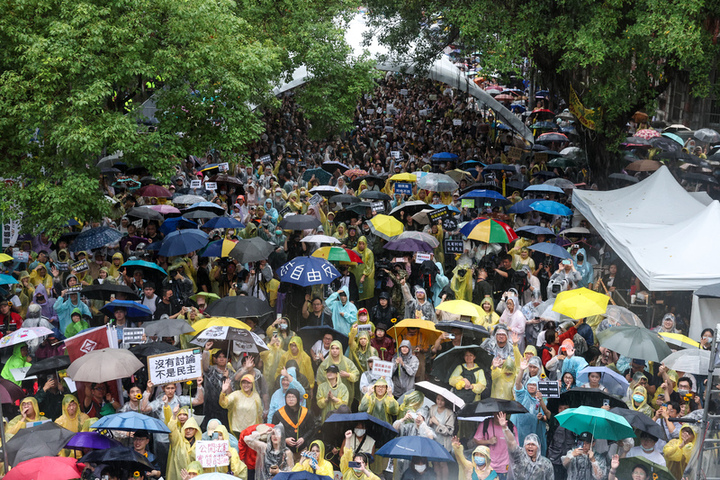 今天鋒面發威，各地都會有雨。圖為立院門口冒雨示威民眾，取自中央社