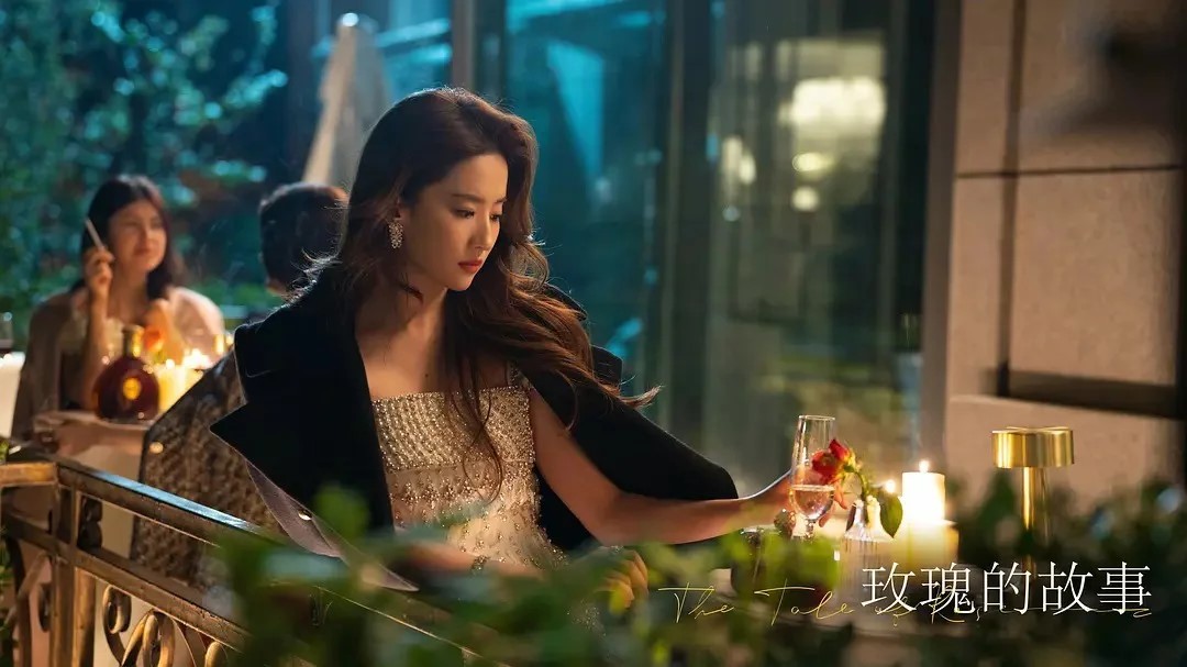 《玫瑰的故事》電視劇版中，劉亦菲飾演的黃亦玫周旋在4男間，且以36歲演活了22歲女大生。圖/取自《玫瑰的故事》微博