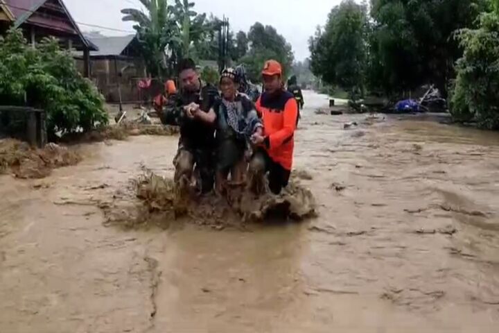 山洪暴發加火山泥流　印尼西蘇門答臘至少34死多傷16人失蹤