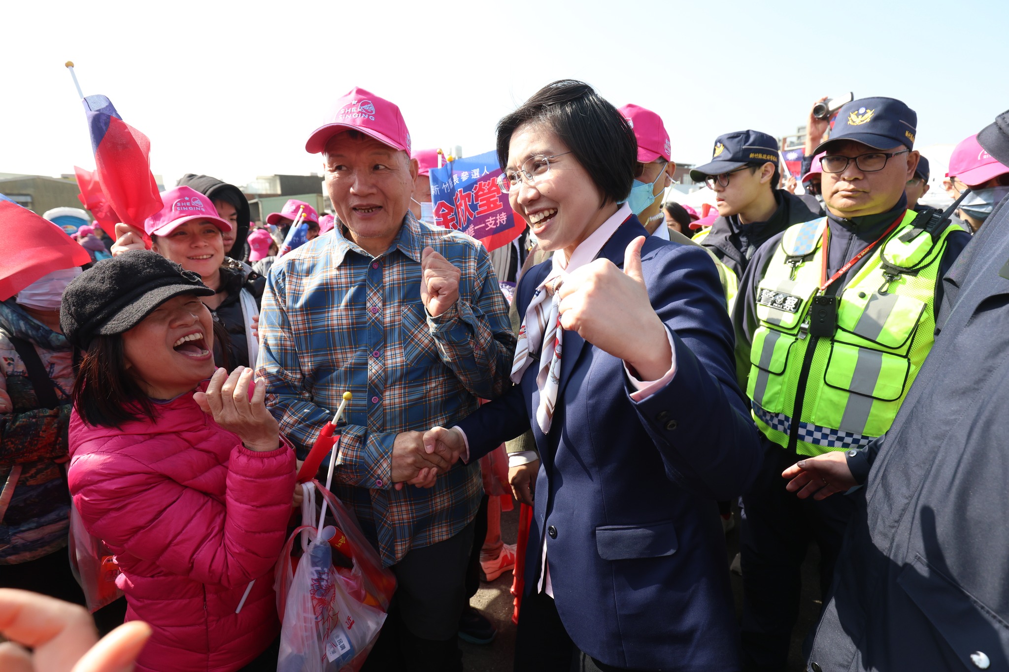 近期數次民調顯示，立委徐欣瑩（中）皆小贏竹北市長鄭朝方，但在誤差範圍內，顯示對手不弱。圖／取自徐欣瑩臉書