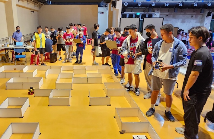 高雄27人舉辦數位化科學競賽，學生得遙控機器人走出迷宮，考驗操控力與機器人的靈活性。圖/高雄大學提供