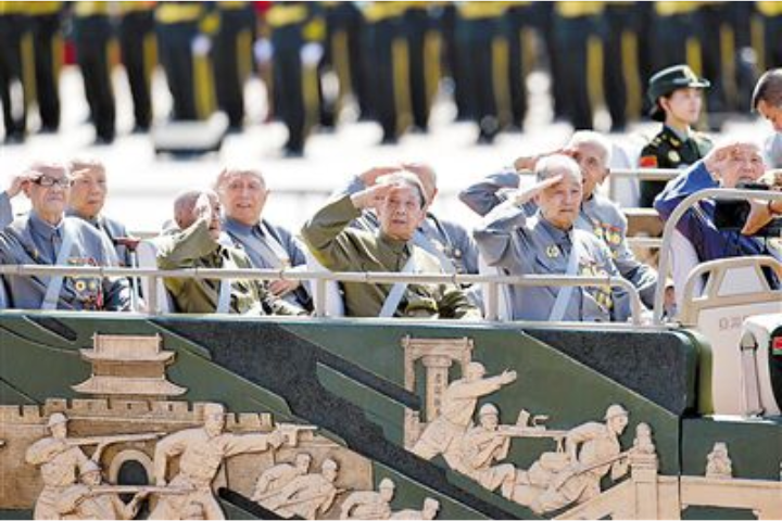 十年前抗戰70周年的天安門閱兵式，曾讓老兵組成方隊進行閱兵，今年已老師年邁已取消，圖為十年前老兵經觀禮台。圖／取自央廣網