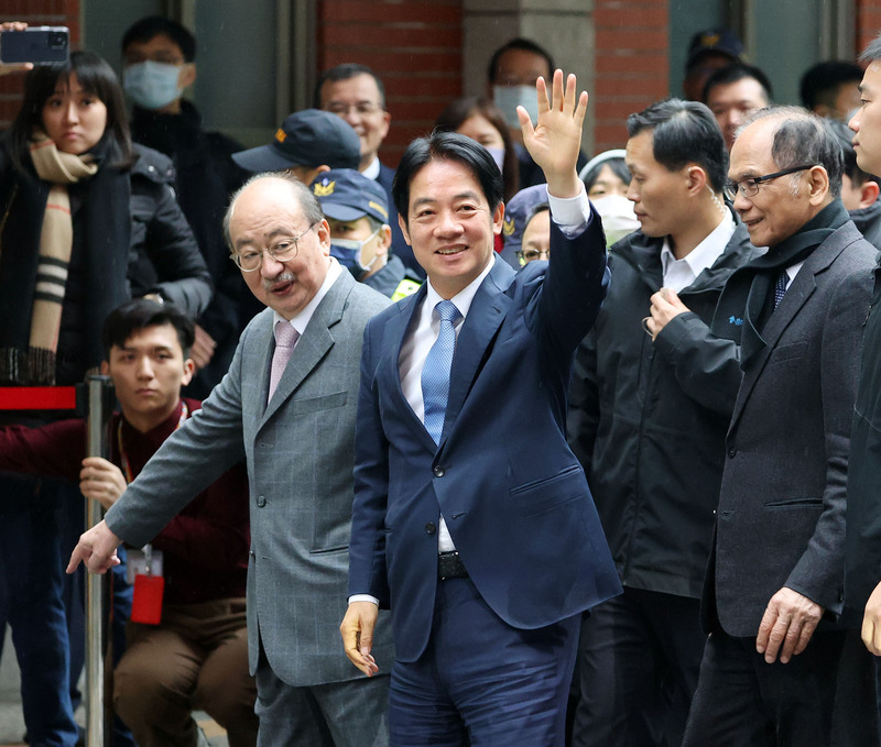 民進黨立法院黨團23日舉行新科立委共識營，總統當選人賴清德（前中）在立法院長游錫堃（前右）、民進黨立法院黨團總召柯建銘（前左）等人陪同下進入會場。中央社