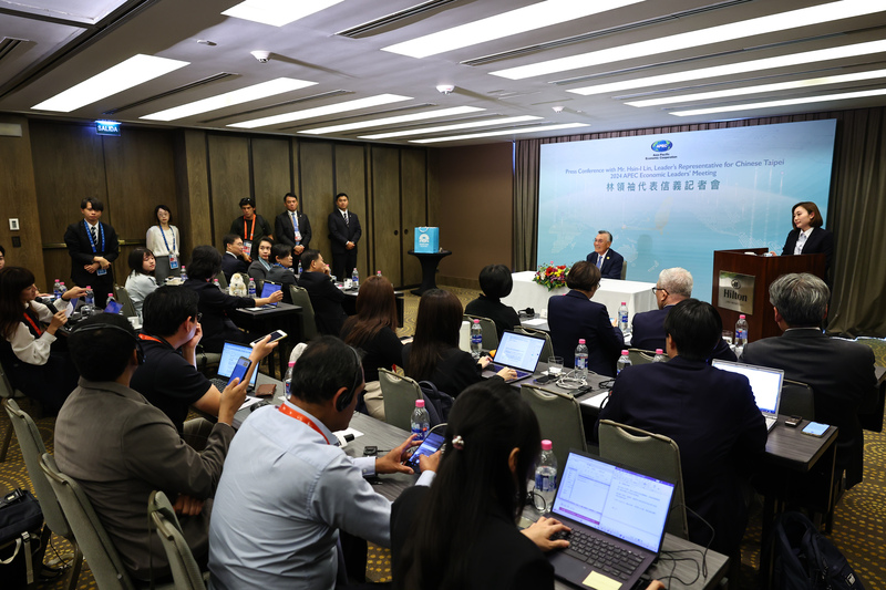 祕魯APEC峰會於台灣時間17日閉幕，台灣領袖代表林信義（後右2）會後舉行國際記者會。圖/中央社