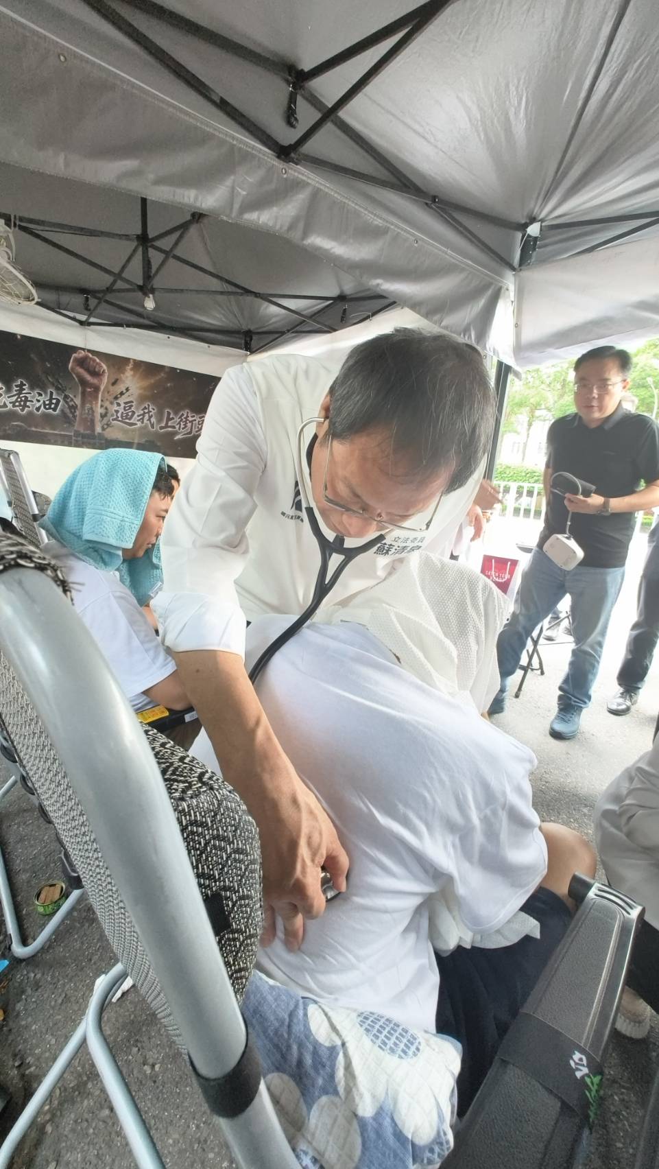 同行探視的國民黨立委、心臟外科醫師蘇清泉現場為4位絕食青年進行生理檢查。圖/國民黨團提供