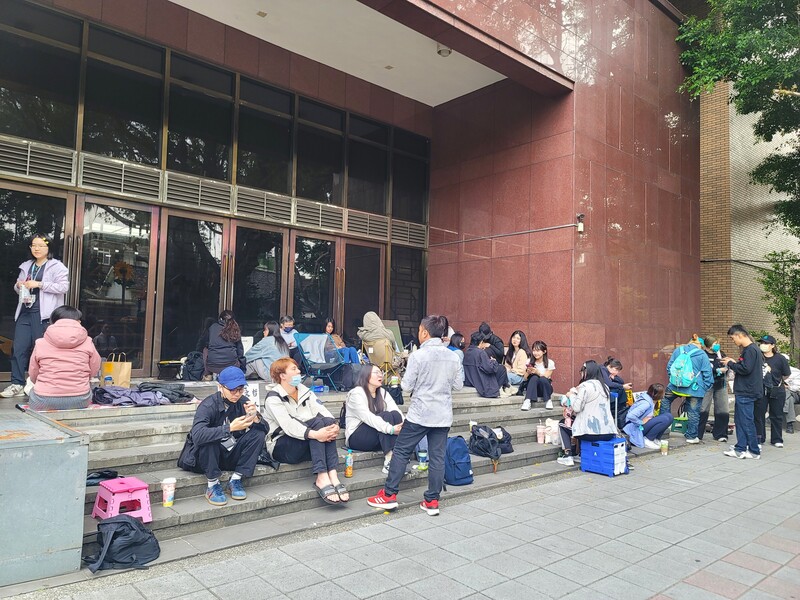 台北地方法院審理京華城及政治獻金案17日再度召開準備程序庭，提訊在押的前台北市長柯文哲，有支持者16日晚間就到北院門口排隊旁聽證候補。圖／中央社