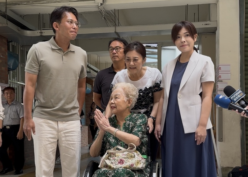 前民眾黨主席柯文哲的母親何瑞英（前排中）在民眾黨主席黃國昌（前排左）、停職中的新竹市長高虹安（前排右）及柯文哲胞妹柯美蘭（2排中）陪同下投票，結束後向現場媒體致意。圖／中央社