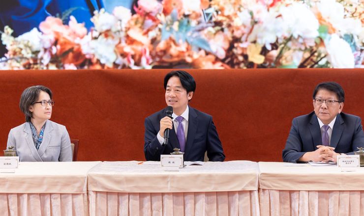 總統賴清德（中）19日親自主持就職滿月記者會，並開放媒體詢問。圖/總統府提供