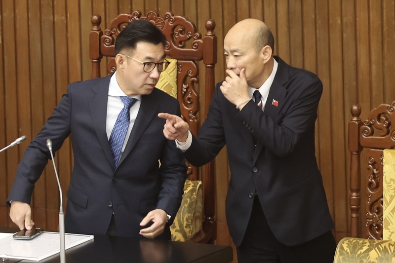 立法副院長江啟臣（左）確定無法赴美參加美國準總統川普就職典禮，將代替立法院長韓國瑜（右）主持院會，審完總預算。圖/中央社