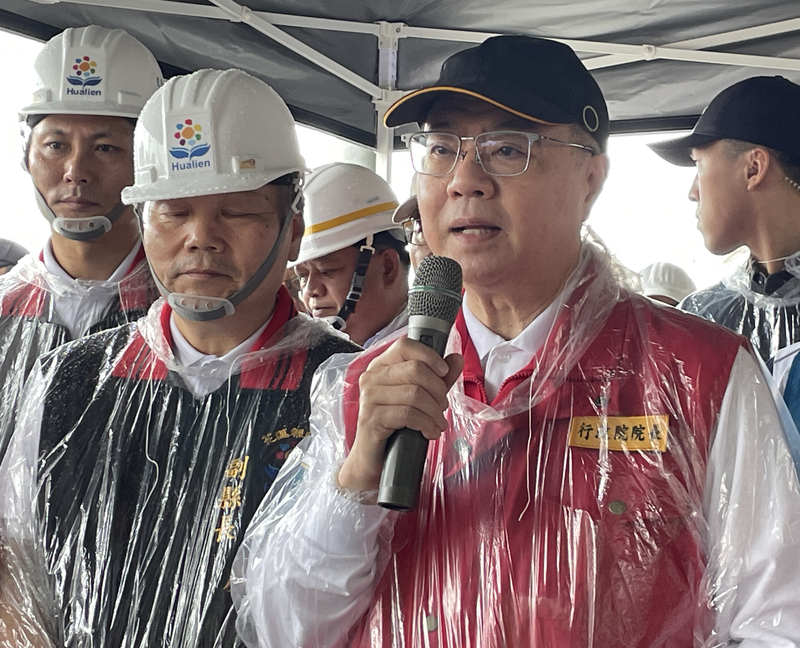 行政院長卓榮泰（前右）27日到花蓮視察鐵公路修復狀況，他致歉表示，「這條東部安全回家的路，我們欠花蓮鄉親很多次了」，要求搶修人員以安全為優先積極搶通。圖／ 中央社