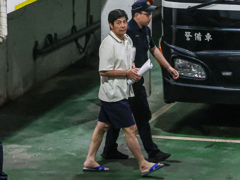 圖為國民黨北市黨部總幹事姚富文被帶回台北看守所的畫面。圖/中央社
