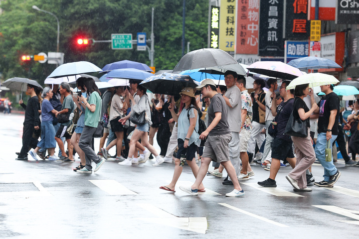 本周受大低壓帶影響天氣不穩定　周一水氣最盛雲林以南防局部豪雨