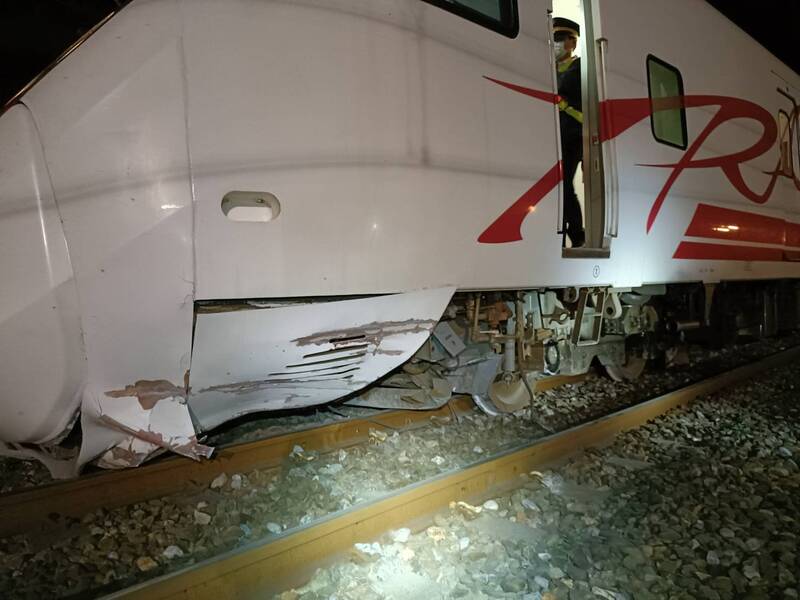 地震造成落石侵入和平車站南端軌道，使第445次列車行經時脫軌。圖/中央社