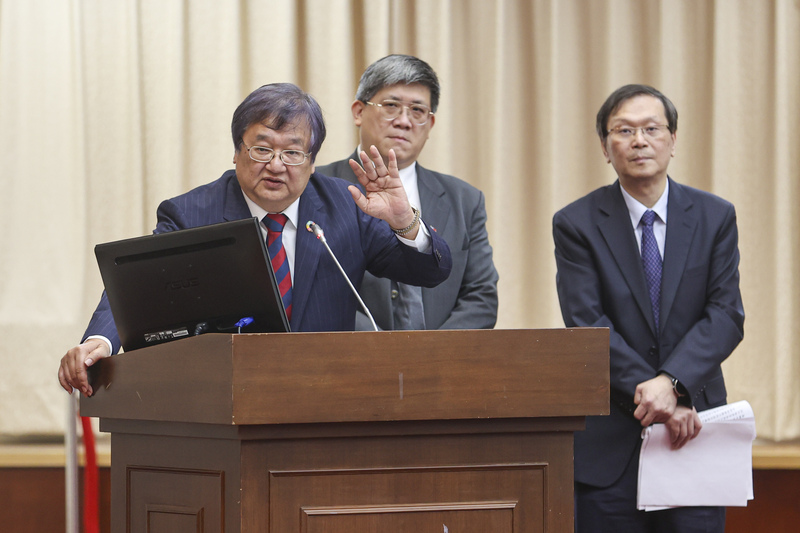 立法院財政委員會5日邀請衛福部長邱泰源（左）就「最近疫情再起，有關衛生福利部過去所準備的快篩試劑、疫苗、各式藥品及相關醫療機構因應措施」專題報告，並備質詢。圖/中央社