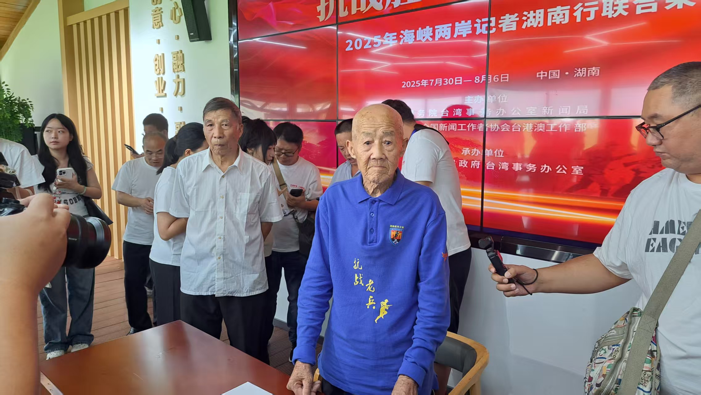 97歲國軍抗戰老兵余炳純孑然一身、無妻無子，但如果人生可以再選擇一次，他說，還是要從軍保家衛國。圖／記者宋秉忠攝