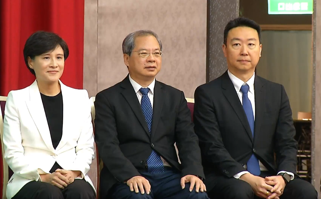 準閣揆卓榮泰率領準副院長鄭麗君、準秘書長龔明鑫，以及未來擔任政院發言人的陳世凱共同登台亮相。圖/取自民進黨臉書
