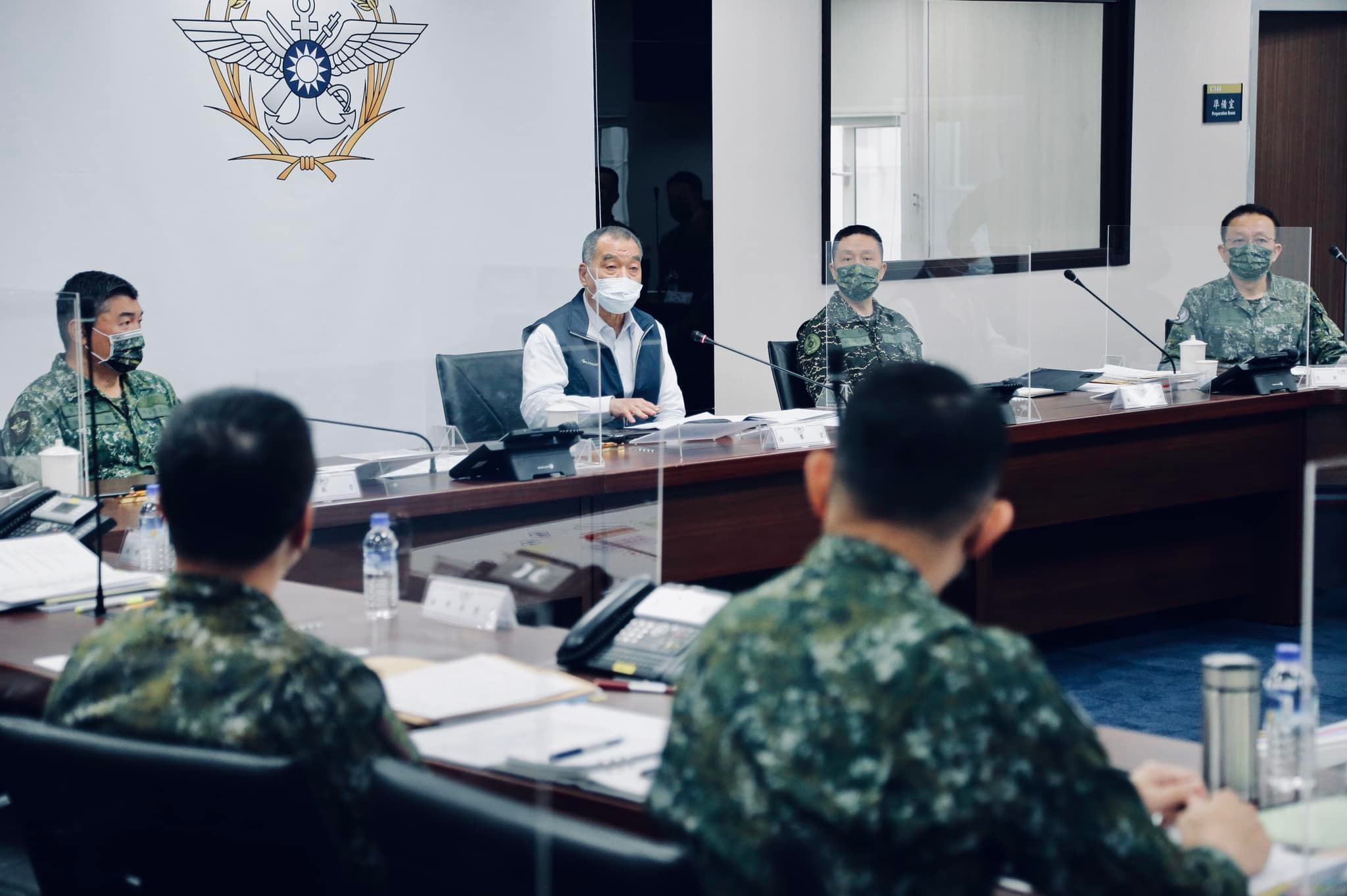 直接兵戎相見的推演極易聚焦在直接軍事交戰的情境，而易疏忽社會韌性的推估。圖為2022年漢光28號演習兵棋推演。圖/取自國防部發言人臉書