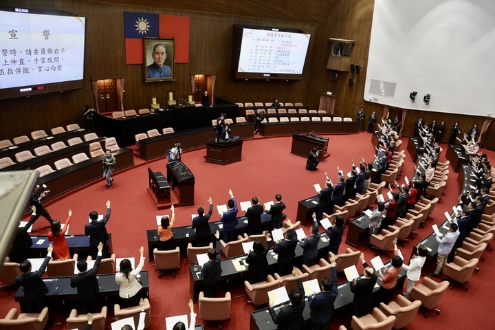 立法院第11屆立委1日報到，宣誓典禮上午開始，立委肅立向國旗及國父遺像舉右手向上伸直，宣讀誓詞。圖/取自中央社
