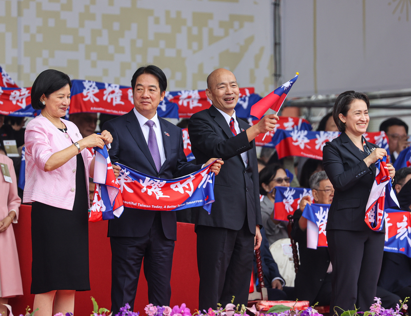 總統賴清德(左一)10日將召集五院協商，他與立法院長韓國瑜(左三)的互動引發關注。圖為2024年國慶大典，左起賴清德、賴清德妻子吳玫如、韓國瑜、副總統蕭美琴。圖/中央社