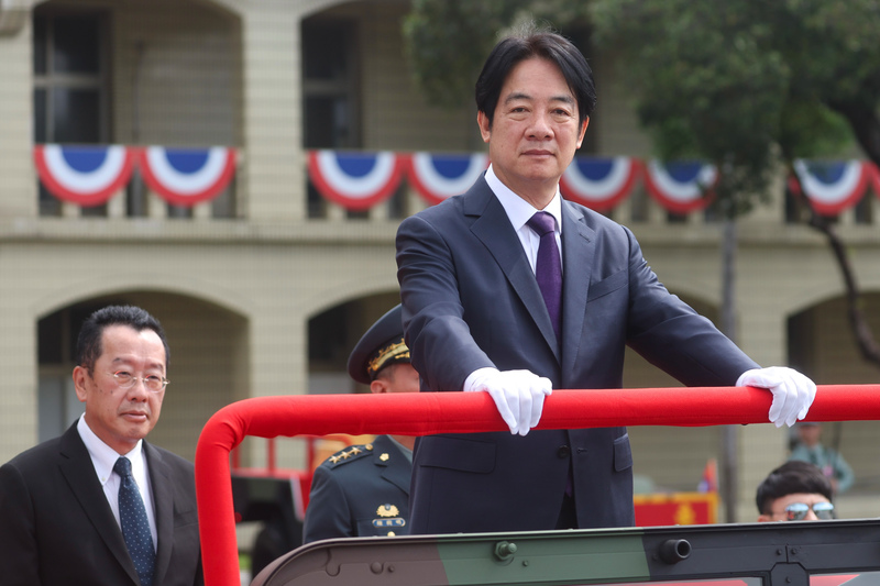 總統賴清德16日上午在陸軍官校出席「黃埔建校100週年校慶活動」，致詞勉勵官校生，並校閱地面部隊。圖/中央社