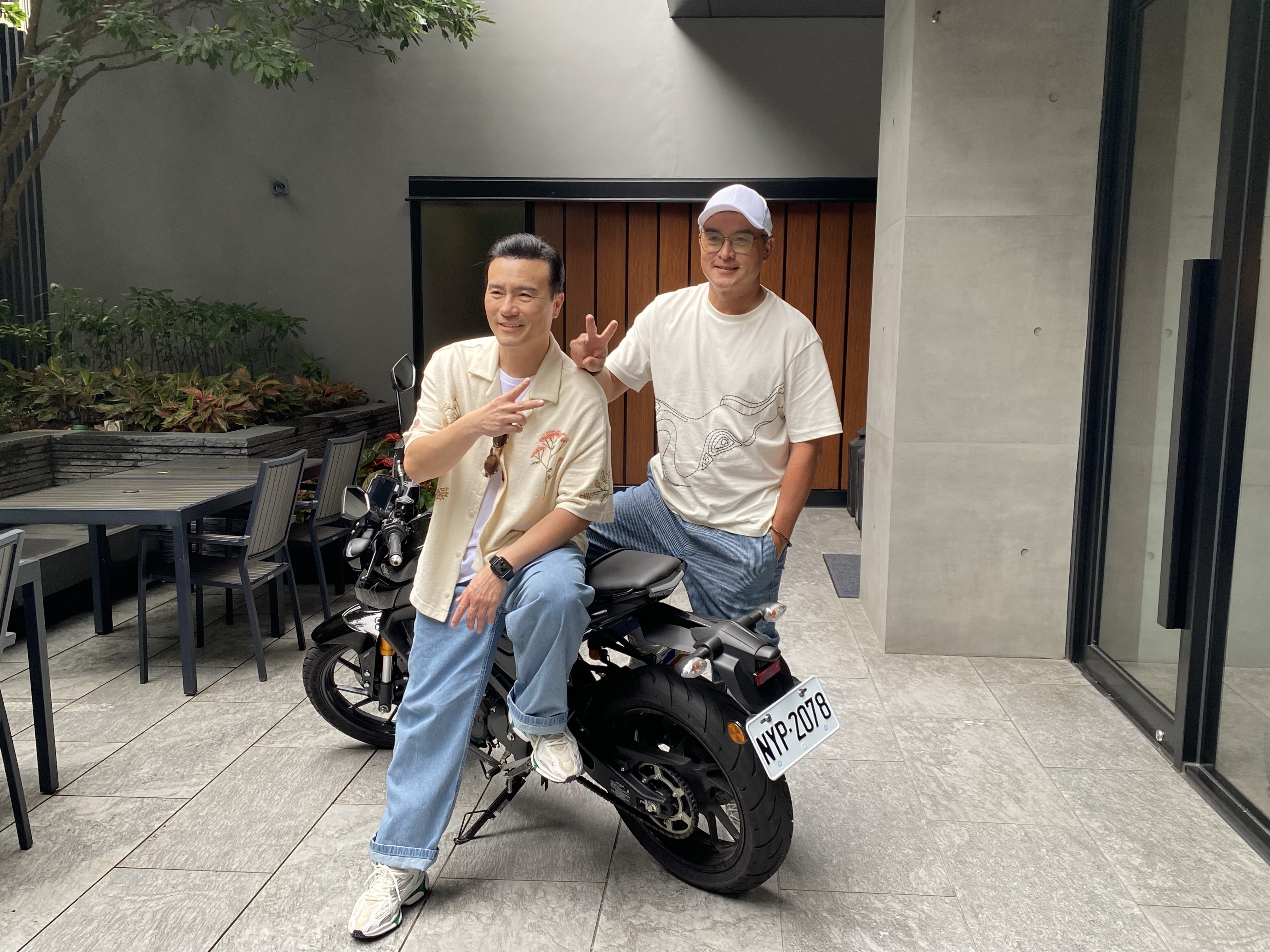 李銘順（右）、李銘忠兄弟檔攜手主持實境節目《歐吉桑騎士：關於阿順阿忠的中年危機？》。圖/田瑜萍攝