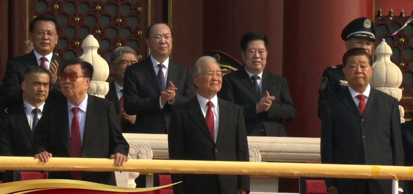 前國務院總理溫家寶（中）出席閱兵觀禮，左右分別為前政協主席李瑞環與賈慶林。圖/取自香港01直播