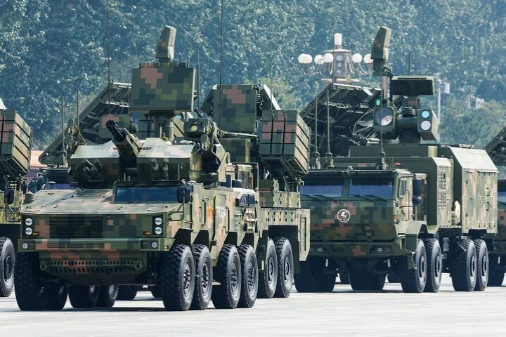 共軍反無人機方隊中的軍車搭載「FK-4000」高功率微波武器，去年在九三閱兵中亮相。圖/取自新華社