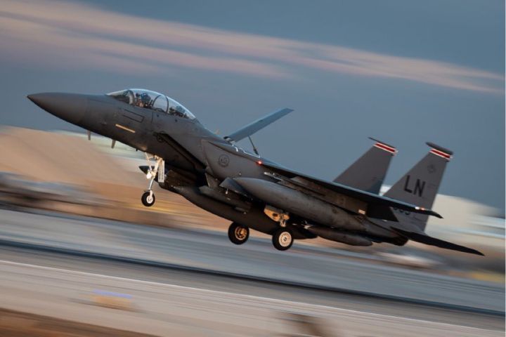 美國中央司令部20日證實,F-15E戰機已啟程投入部署任務。圖/取自U.S. Central Command,CENTCOM X