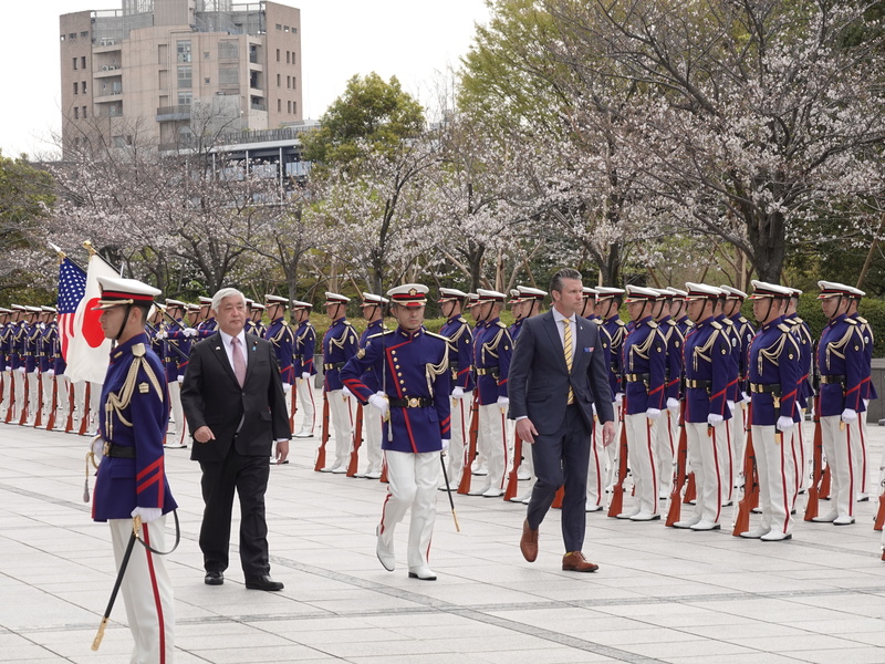 日本防衛大臣中谷元(前左2)與美國國防部長赫格塞斯(Peter Brian Hegseth)(前右1)30日在防衛省舉行會談,兩人共商區域局勢,留意包含台灣周邊軍事情勢在內的共軍動向,強調台灣海峽和平穩定重要性。圖/中央社