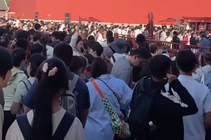 十一長假首日，北京的故宮博物院就被龐大人潮擠得水洩不通，無法前進。圖/取自微博