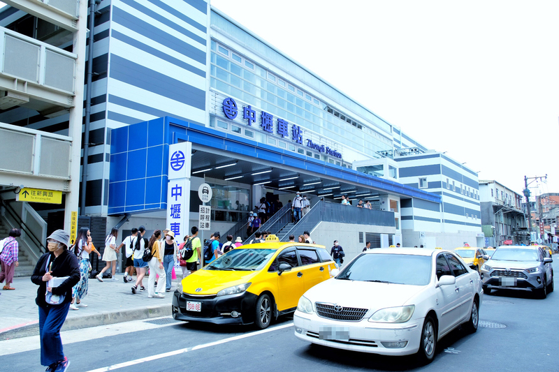 中壢臨時站16日啟用，被評為最醜車站的原車站正式熄燈。圖/中央社