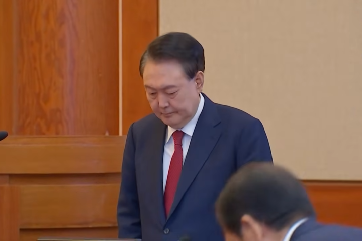 韓國前總統尹錫悅涉內亂罪周一舉行首次庭審。圖/取自MBCNEWS《YouTube》官方頻道