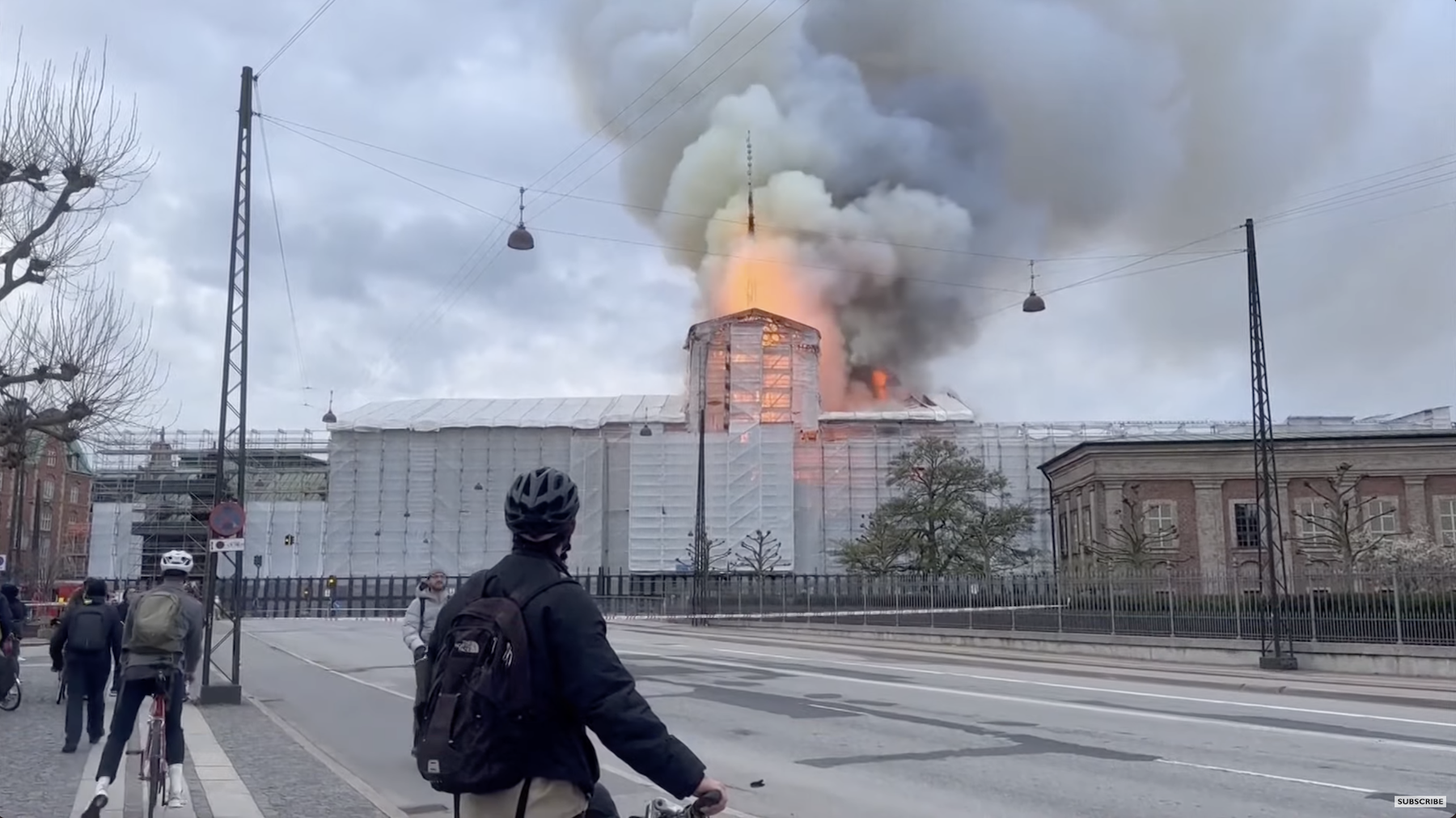 哥本哈根市中心的丹麥有400年歷史的舊證券交易所大樓，被大火吞噬。圖/翻攝BBC News YouTube頻道
