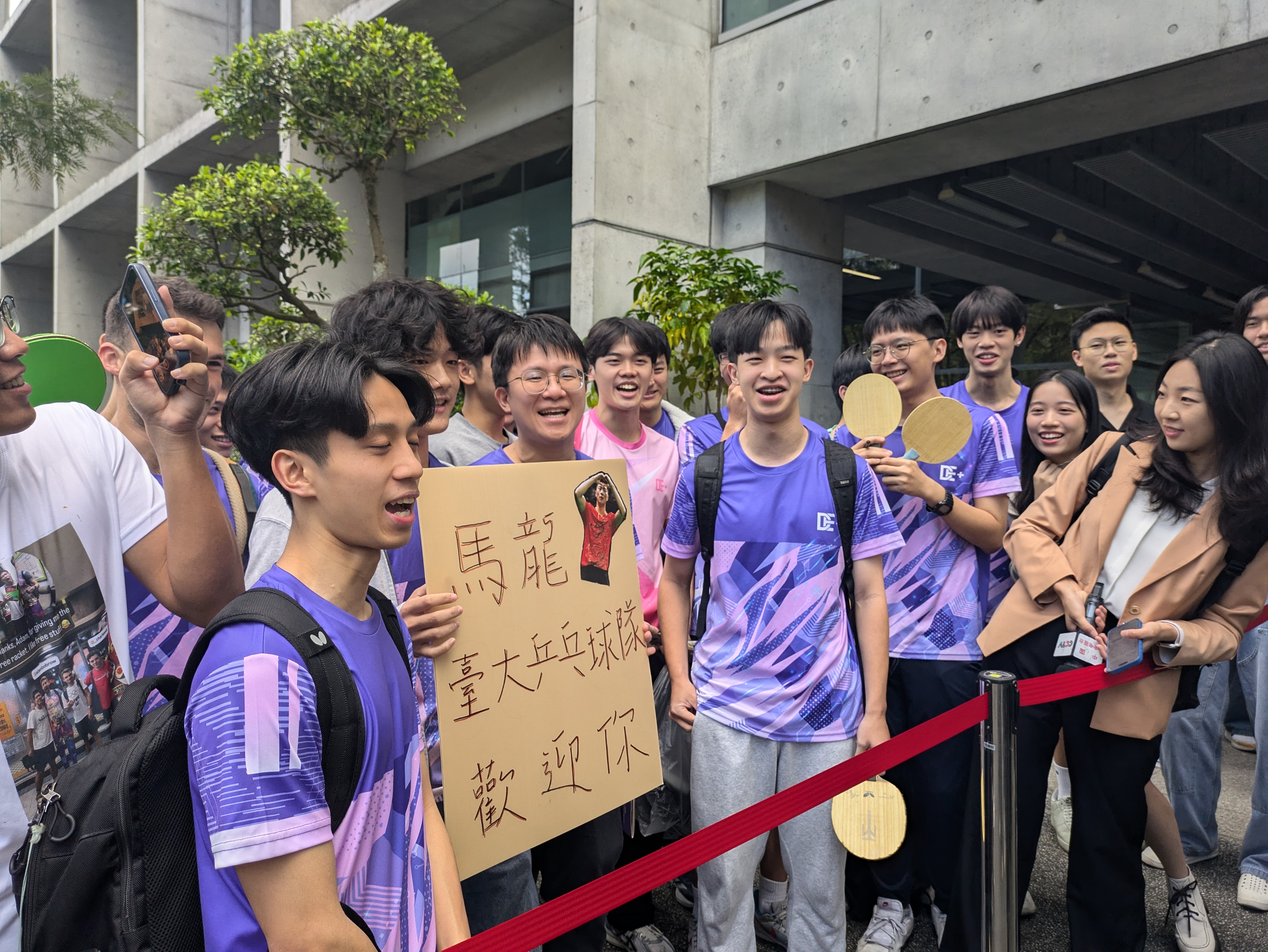 台大桌球隊歡迎桌球奧運六金選手馬龍來訪。圖/高陸攝
