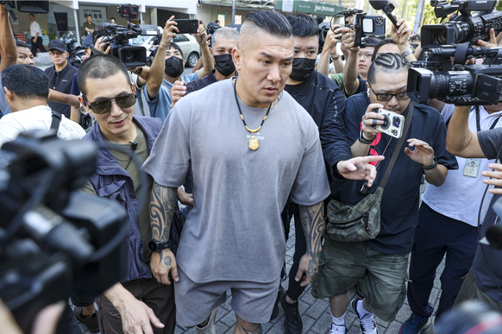 卓榮泰稱「請記得法律當年保護你」　館長秀彈孔疤嗆：你還有臉提