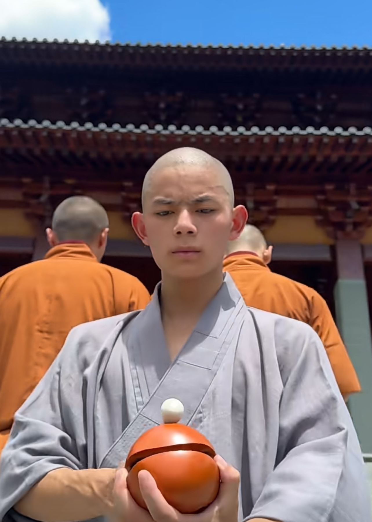秋風法號延珩（著灰衣著），少林寺第三十四代武僧。圖/截自少林秋風微信