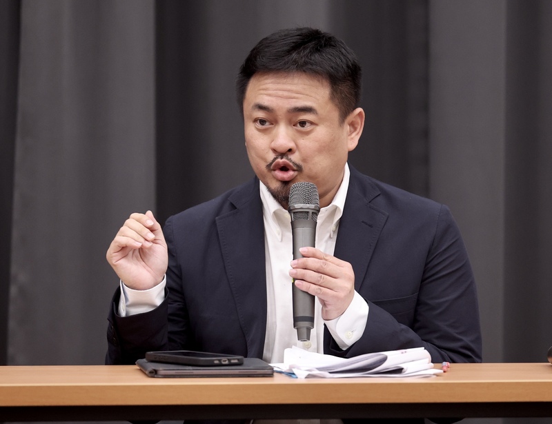 勞動部長洪申翰才剛上任就被爆料，要求公務員連上7天班。圖/中央社