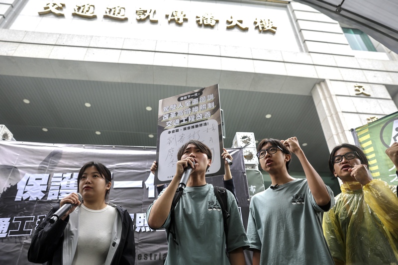 行人零死亡推動聯盟於25日發起「保護下一代：交通工程改革，駕照全面回訓」遊行。圖/中央社