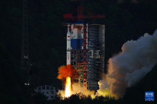 中國在西昌衛星發射中心使用長征二號丁運載火箭，成功將遙感四十二號01星發射升空。圖/取自新華社