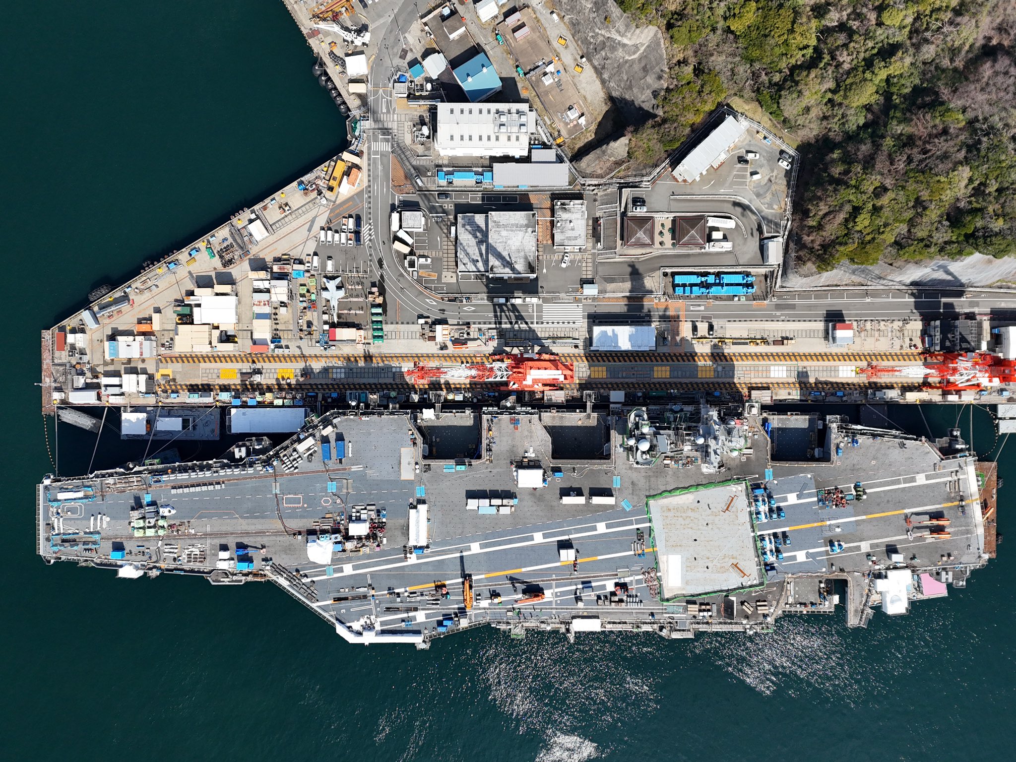 大陸無人機愛好者繼拍攝日本防衛隊「出雲號」護衛艦後，又曝光停在橫須賀基地的「雷根號」航母，小小無人機一次震怒日、美兩國，顯見對無人機的防衛委實不易。圖／取自「這是我小號4@Xiao_Hao_4」 X