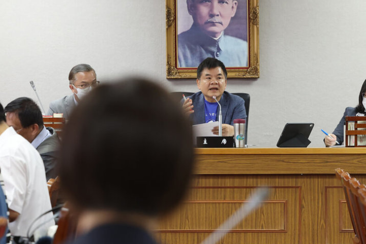 圖為立法院司法及法制委員會6月舉行「法院組織法有關司法公開透明修正立法之探討」公聽會,輪值召委、民進黨立委莊瑞雄(後右2)主持會議。圖/中央社