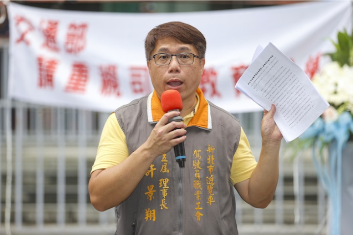 還我活路！遊覽車駕駛抬棺抗議 怒批交通部新制「壓垮生計」