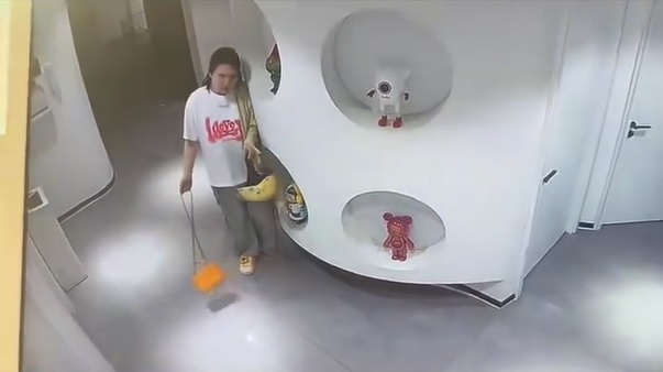 河北一名女子在家吃了毒蘑菇，隔日到公司上班後，身體極度不適，但她清醒後對此完全沒有印象。圖/取自微博