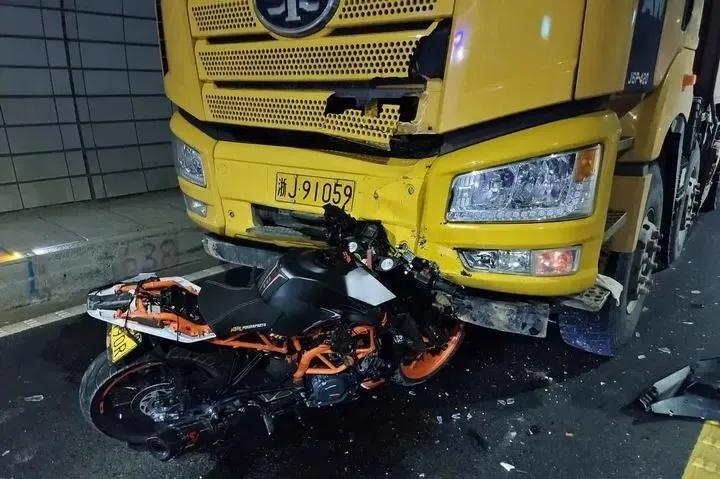 逆向超車時撞上迎面開來的重型貨車。圖/取自台州交警