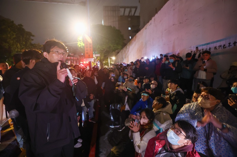 民眾黨立委黃國昌赴北所外靜坐抗議，直到北所將前台北市長柯文哲戒護送醫才離開。圖/中央社