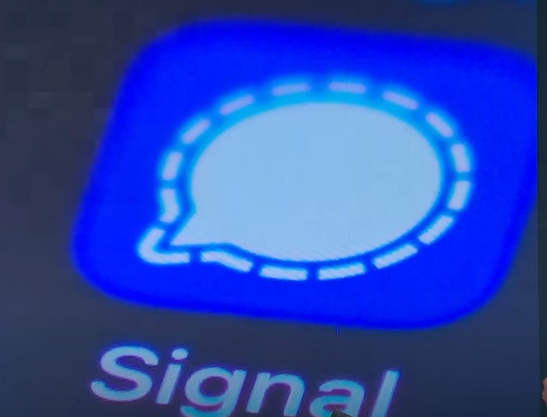 白宮國安顧問瓦爾茲誤將記者加入Signal 平台的國安高層群組，並在群組中討論打擊葉門青年運動武裝組織的細節。圖/取自DW News Youtube 頻道
