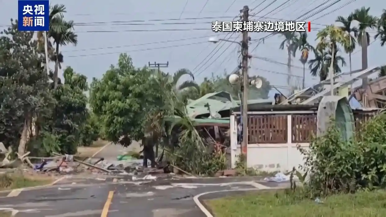 泰柬邊境交火進入第三天，不少民宅都無端受波及。圖／取自央視新聞