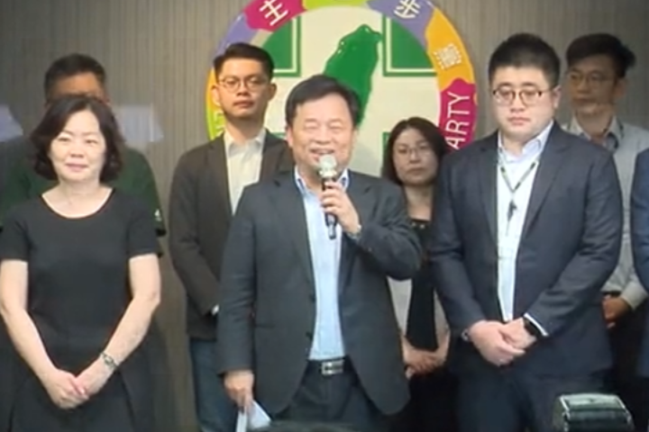 前民進黨秘書長林錫耀（前排中）針對近日網傳「關說司法人事」對話，今日透過律師發出聲明，傳散相關虛假敘事操作輿論，已委託律師逕向治安單位進行告訴，全力訴追不法。圖/取自民進黨臉書直播