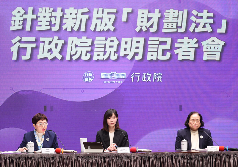 財政收支劃分法20日三讀修正通過，行政院23日舉行記者會，由發言人李慧芝（中）主持，財政部長莊翠雲（左）、行政院主計總處主計長陳淑姿（右）出席。圖/中央社